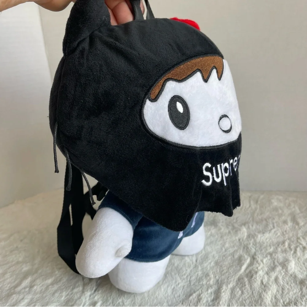 Hello Kitty Peso Pluma Supreme Plush . - Picture 7 of 9